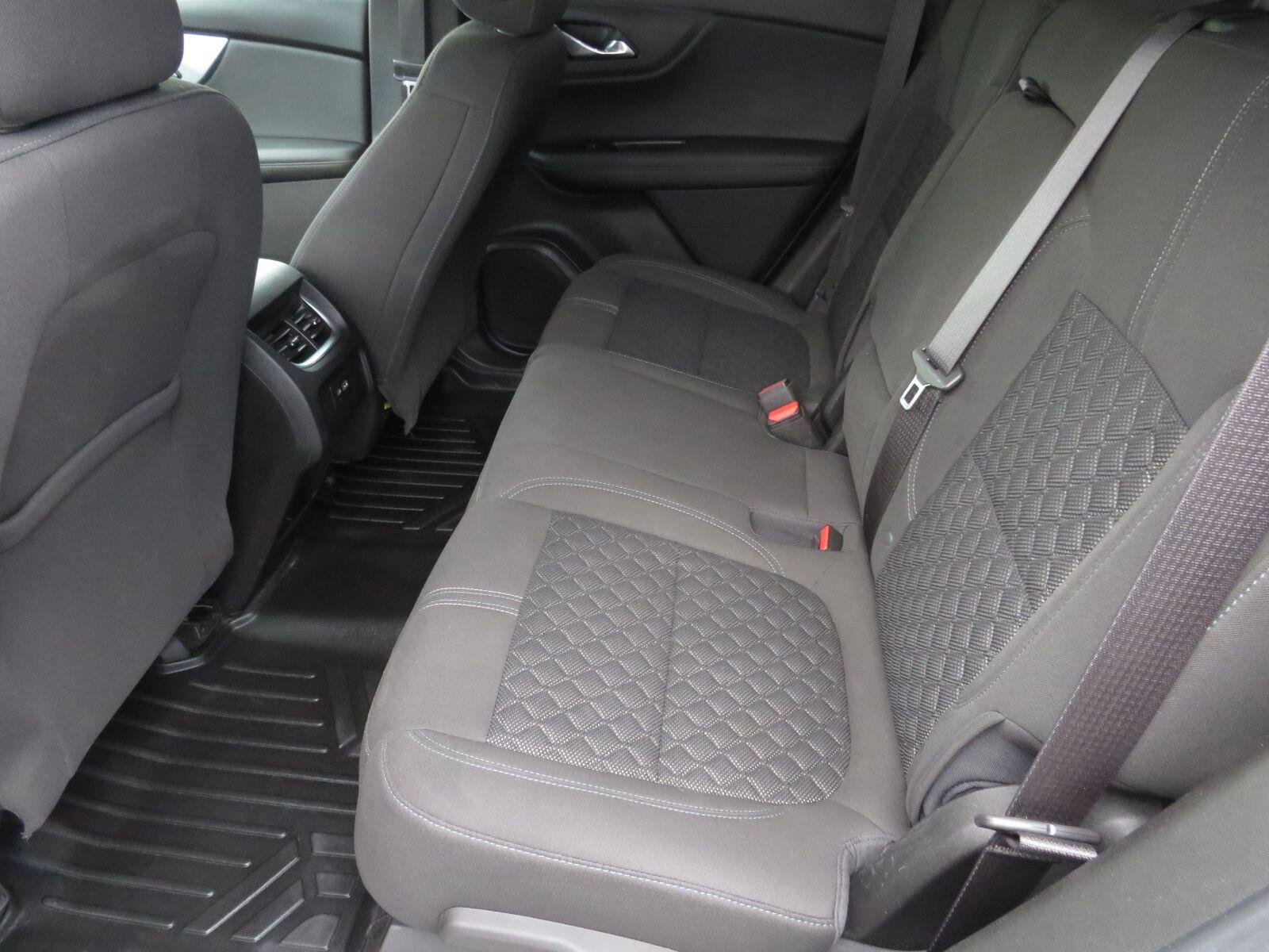 Used 2019 Summit White Chevrolet  image 17