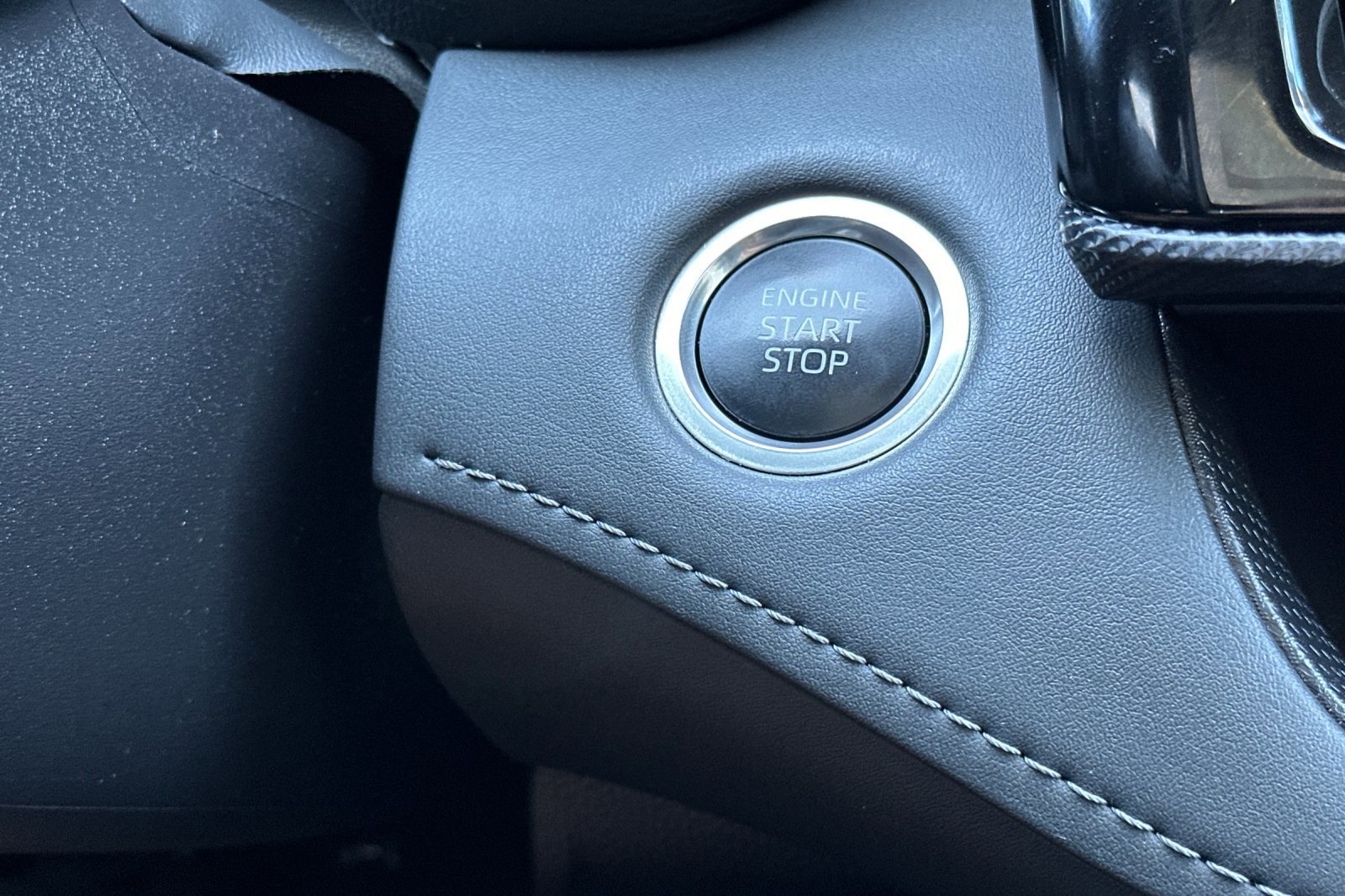 2025 Toyota Highlander LE - Photo 23