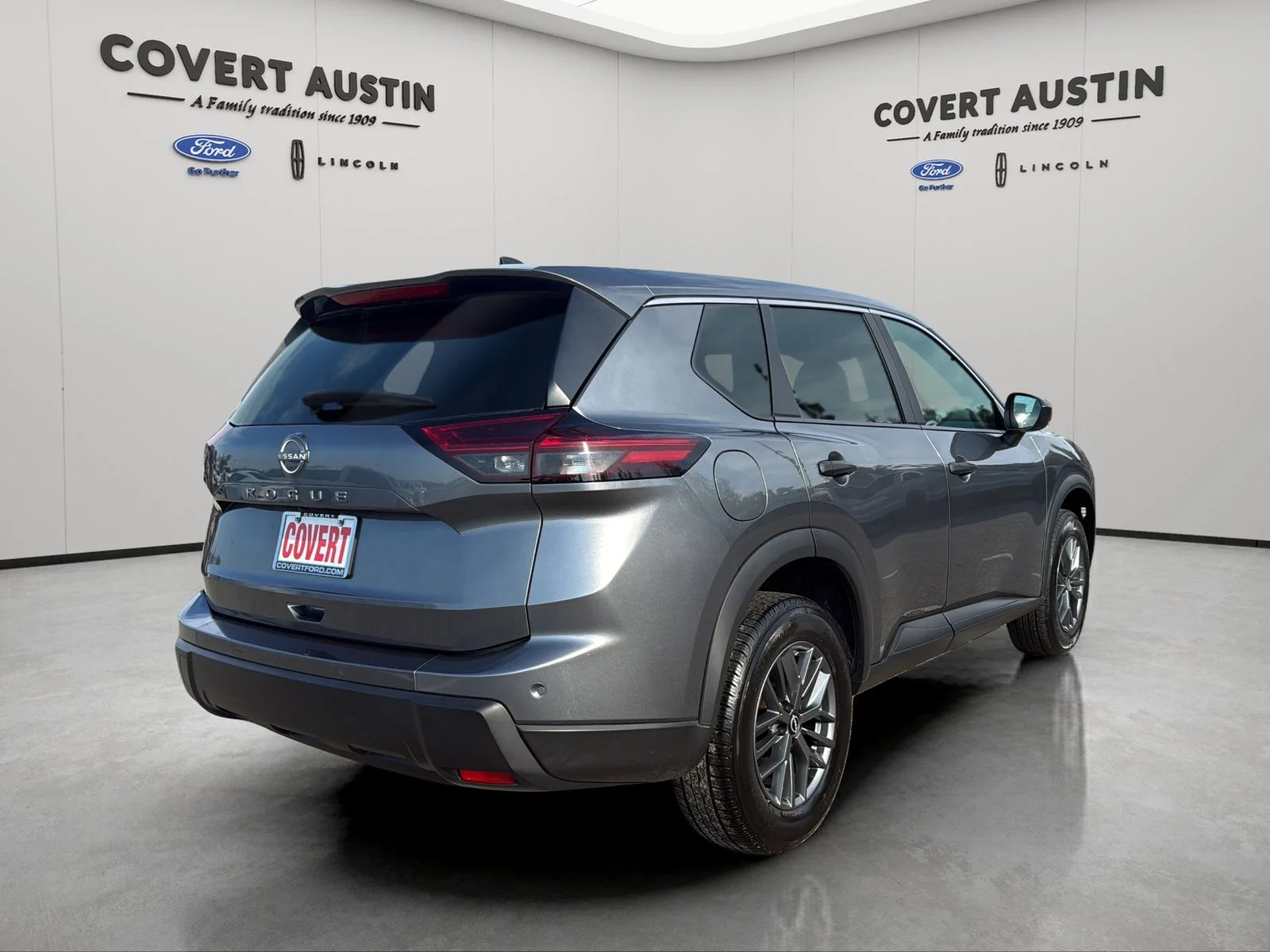 Used 2024 Gray Nissan S image 5