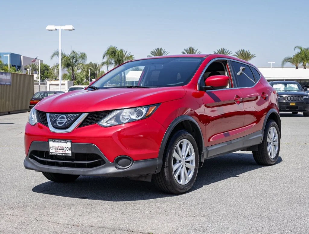 Used 2018 Red Nissan S image 7