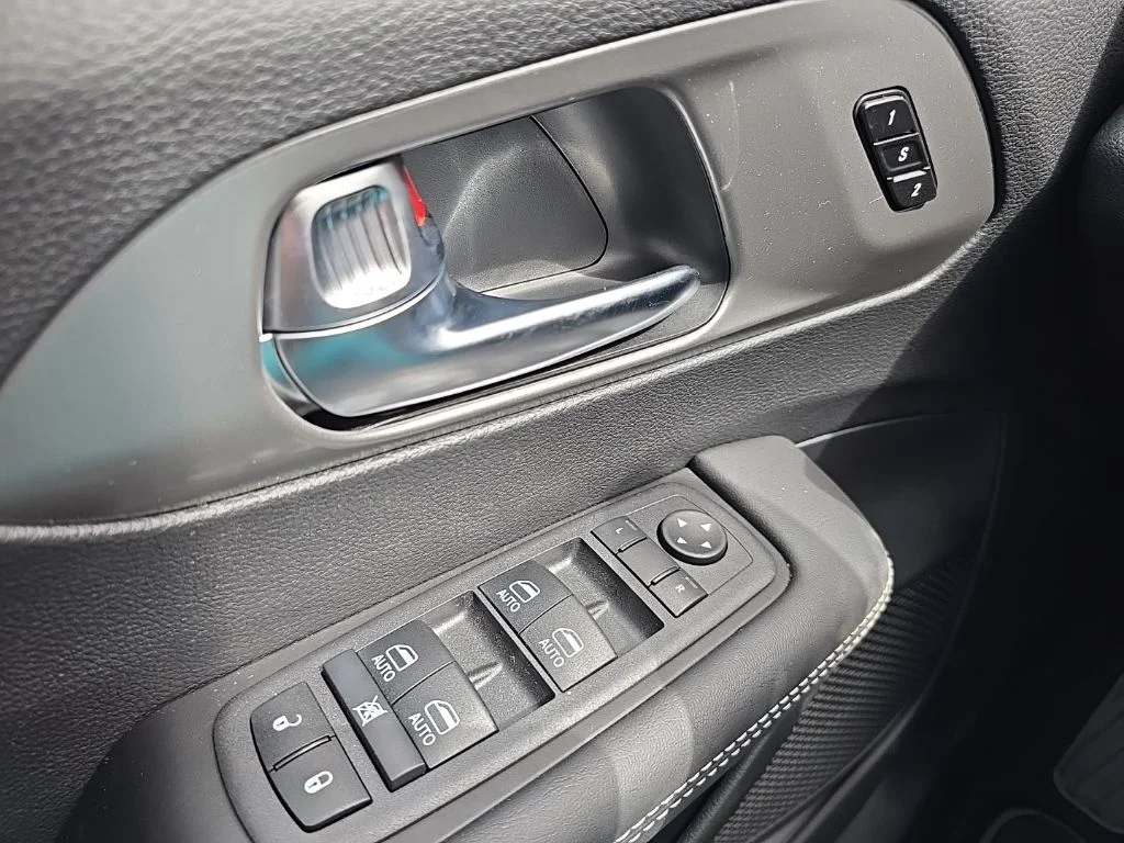 2025 Chrysler Pacifica Select - Photo 17