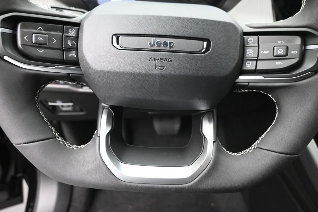 New 2026 Diamond Black Crystal Pearlcoat Jeep Laredo image 14