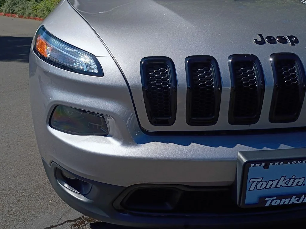 Used 2018 Billet Silver Metallic Clearcoat Jeep Latitude image 11