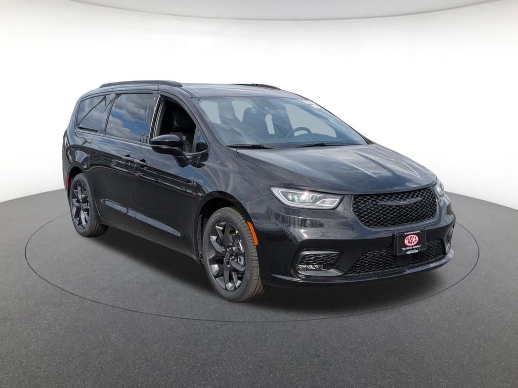 2026 Chrysler Pacifica Select's photo