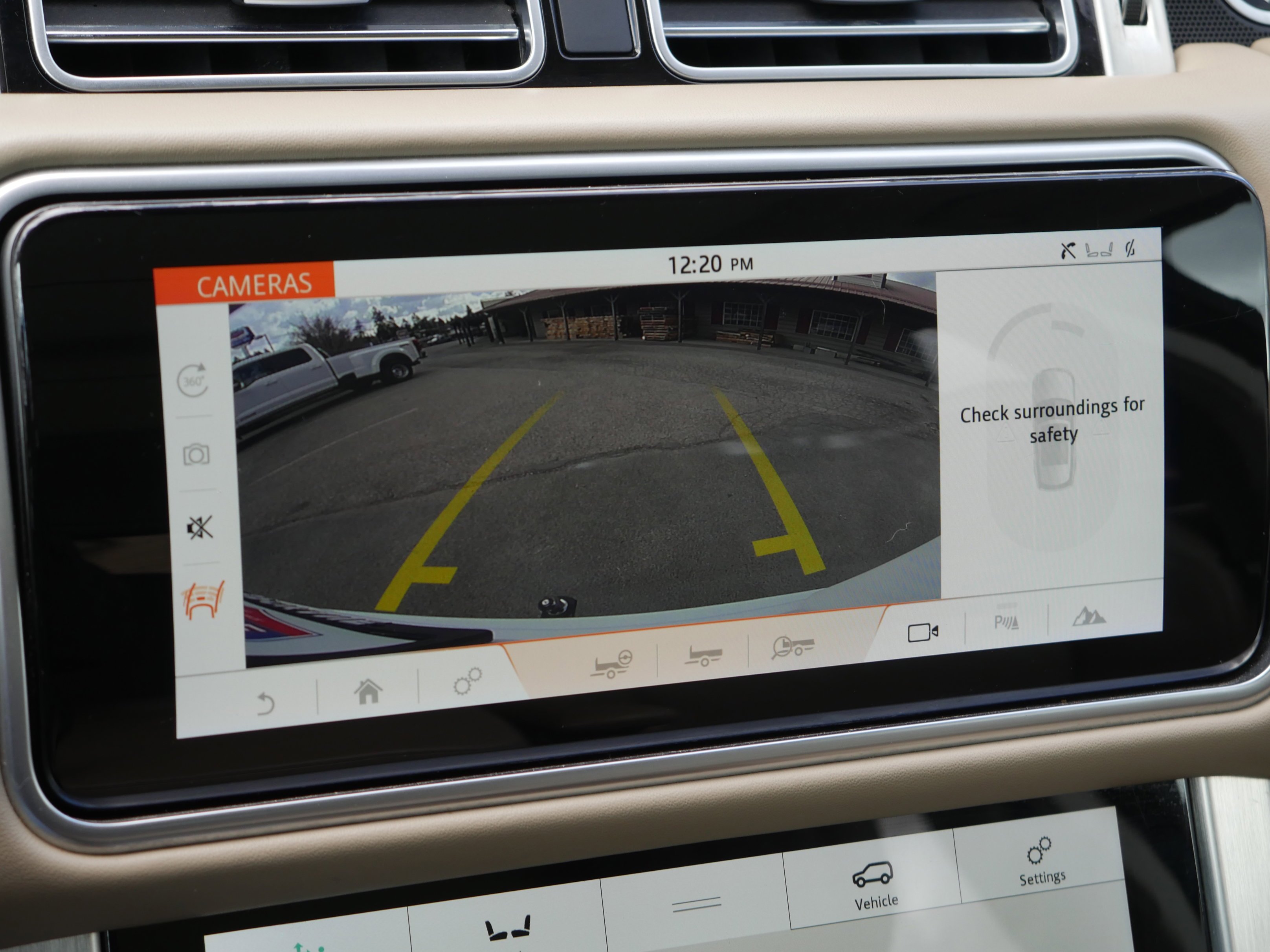 Used 2019 Fuji White Land Rover  image 15