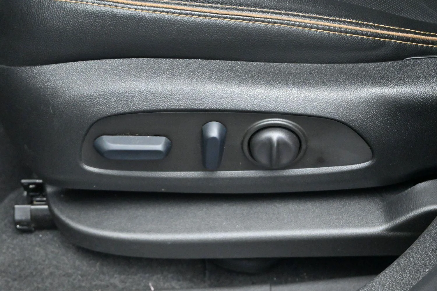 Used 2023 Sterling Metallic GMC AT4 image 16