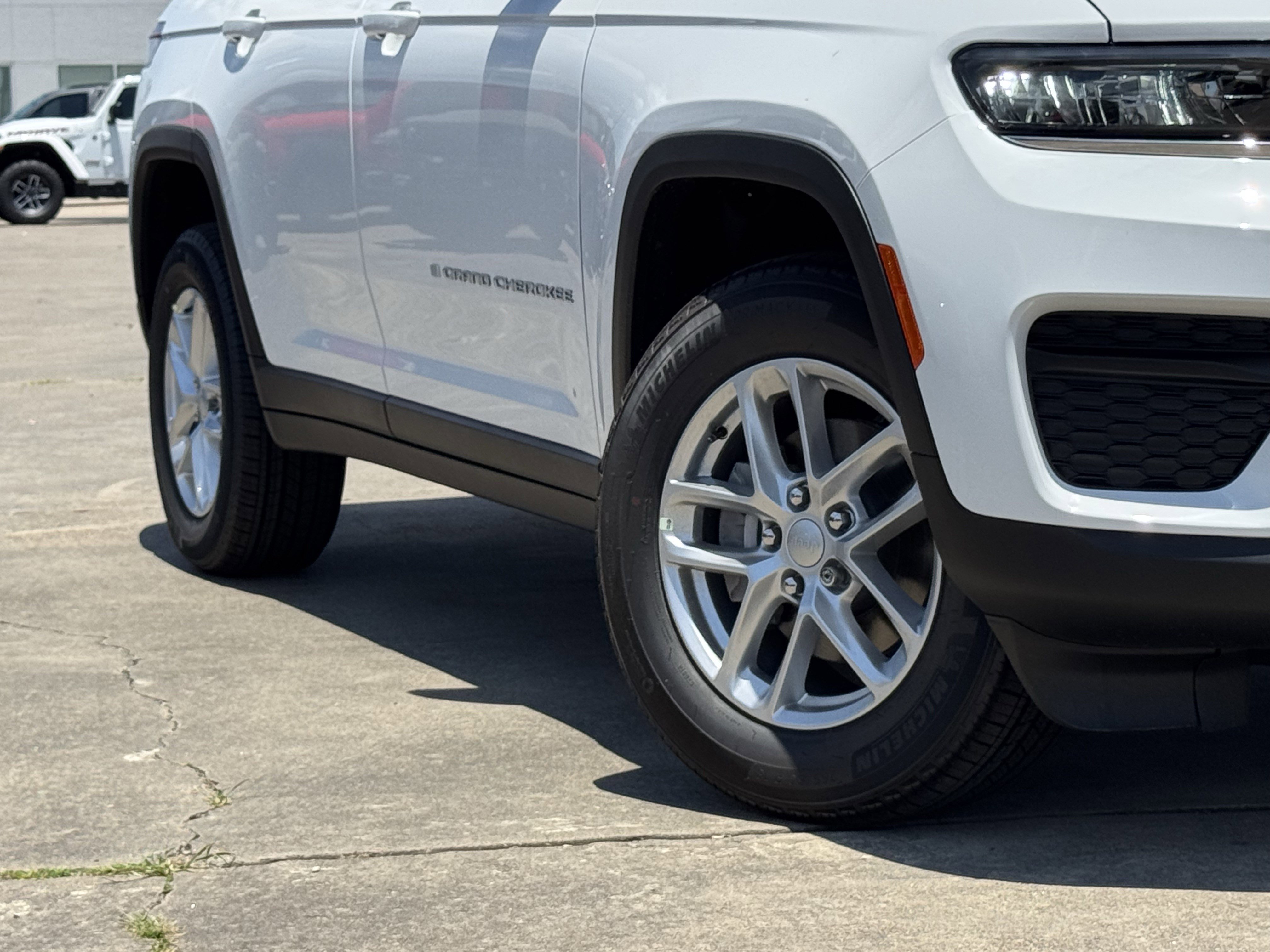 New 2026 Bright White Clear-Coat Exterior Paint Jeep Laredo image 11