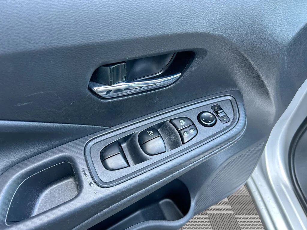 Used 2025 Silver Nissan 1.6 SV image 24