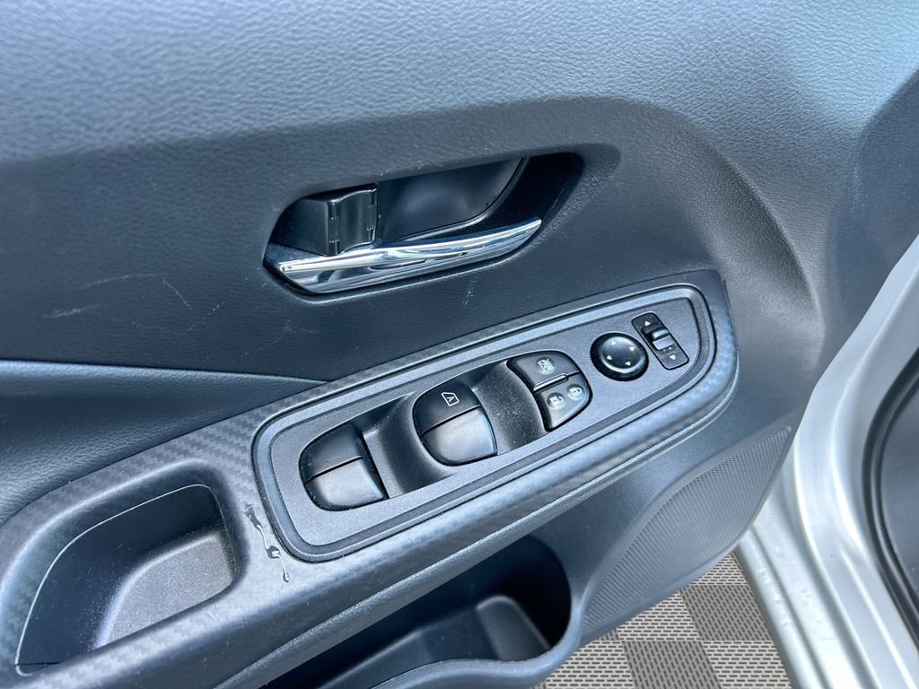 Used 2025 Silver Nissan 1.6 SV image 24