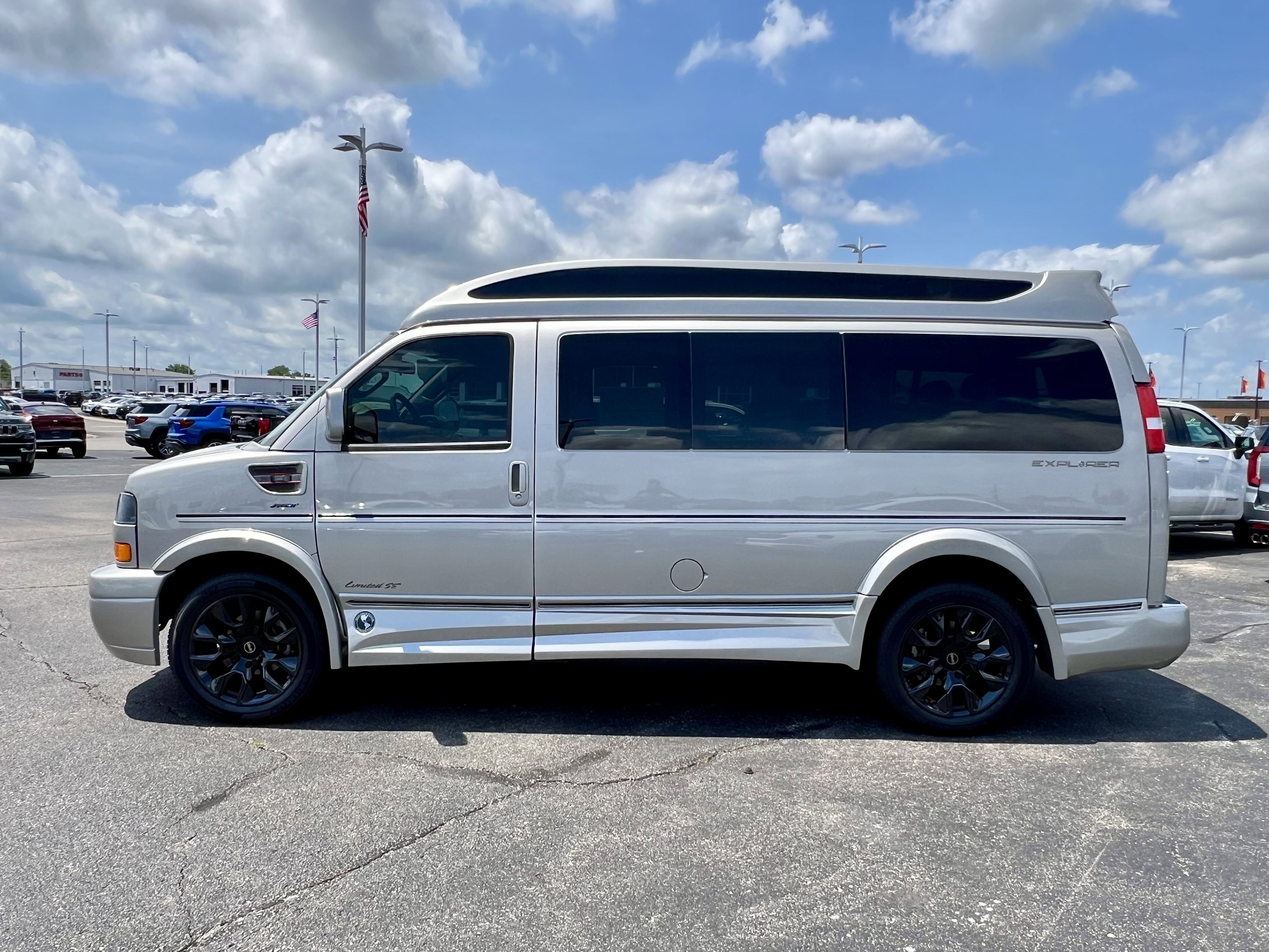 2025 GMC Savana Cargo Work Van - Photo 6