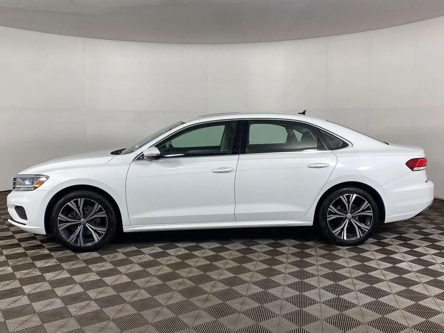 Used 2022 Pure White Volkswagen 2.0T SE image 4