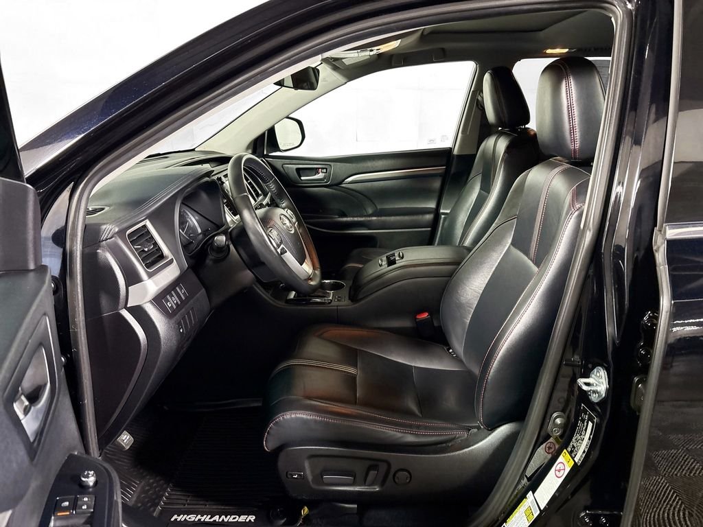 Used 2019 Midnight Black Metallic Toyota SE image 10