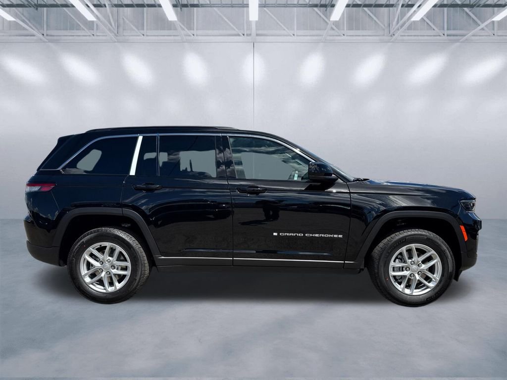 New 2026 Diamond Black Crystal Pearlcoat Jeep Laredo X image 3
