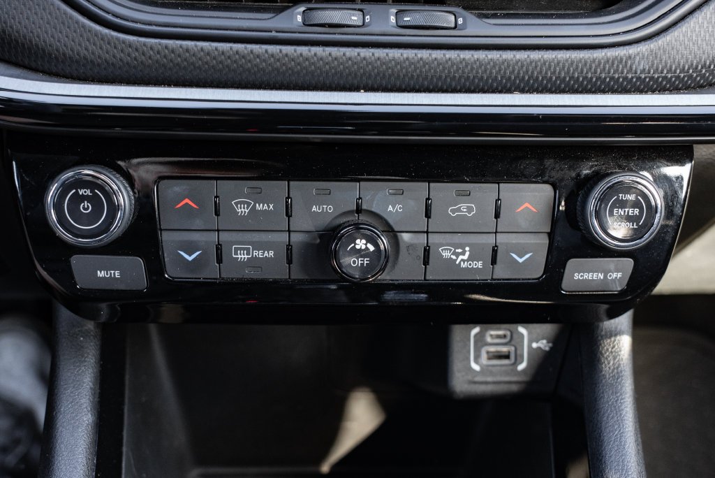Used 2025 Diamond Black Crystal Pearlcoat Jeep Trailhawk image 16