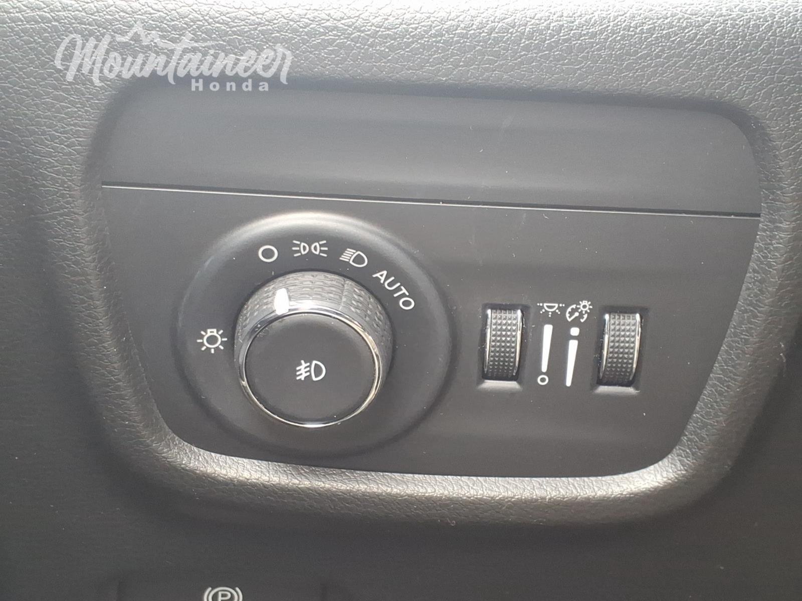 Used 2023 Diamond Black Crystal Pearlcoat Jeep Limited image 31
