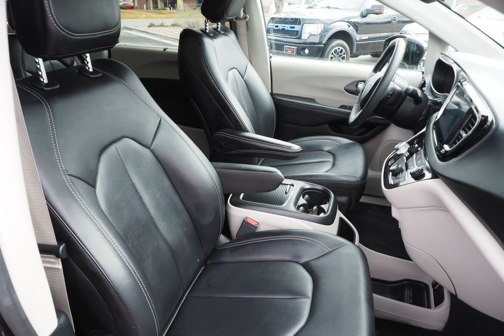 Used 2024 Black Chrysler Touring L image 20