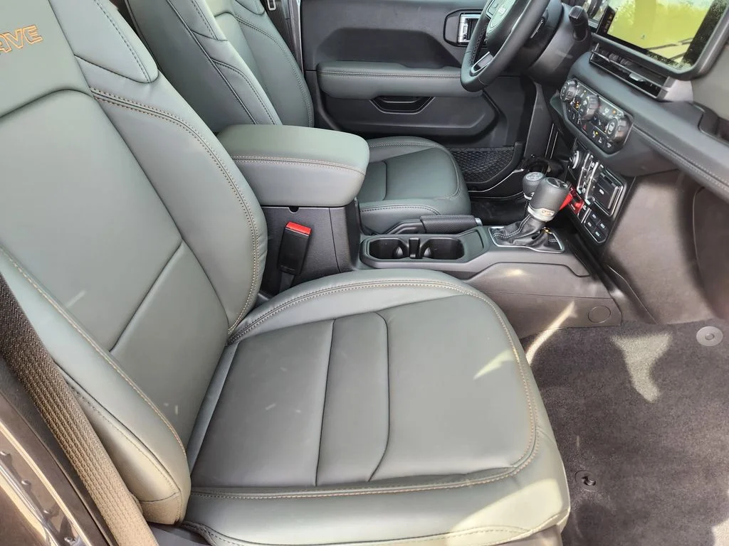 New 2026 Granite Crystal Metallic Clear-Coat Exterior Paint Jeep Mojave X image 12