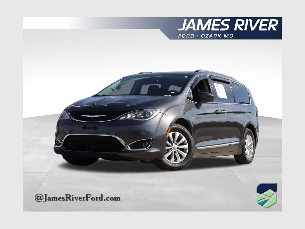 2018 Chrysler Pacifica Touring L's photo