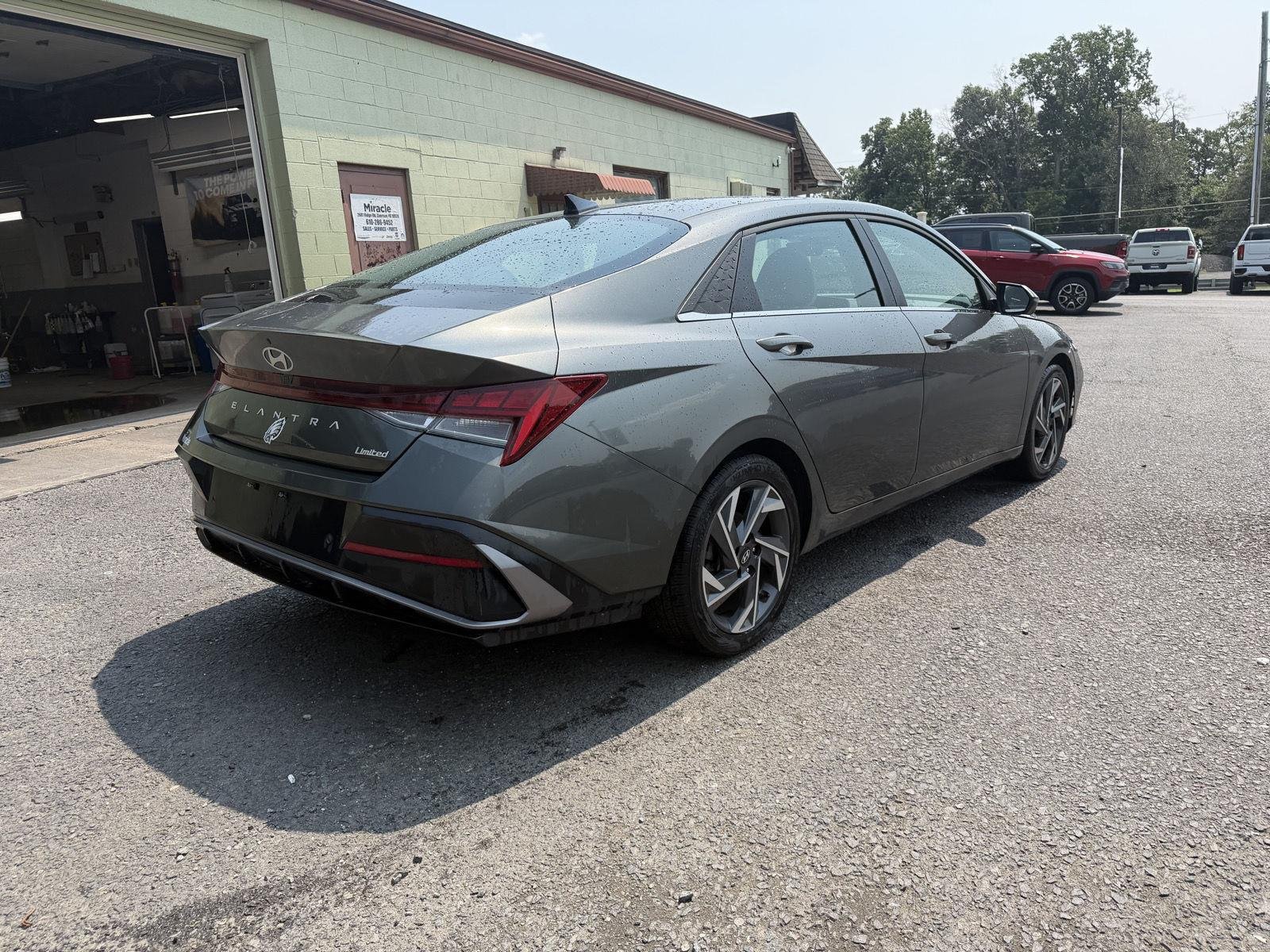 Used 2024 Amazon Gray Hyundai Limited image 4