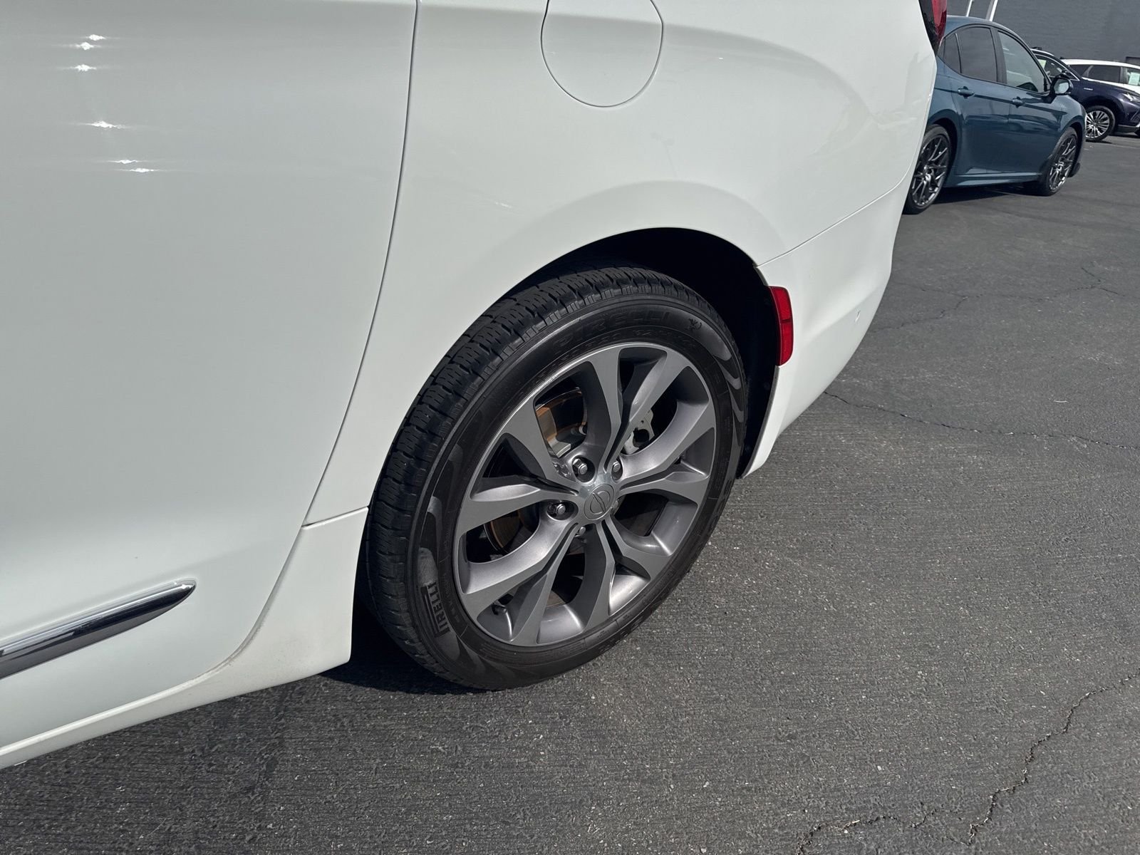 Used 2020 Bright White Clearcoat Chrysler Limited image 14