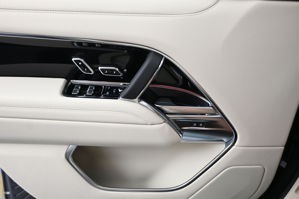 New 2026 Eiger Grey LAND ROVER SE image 10