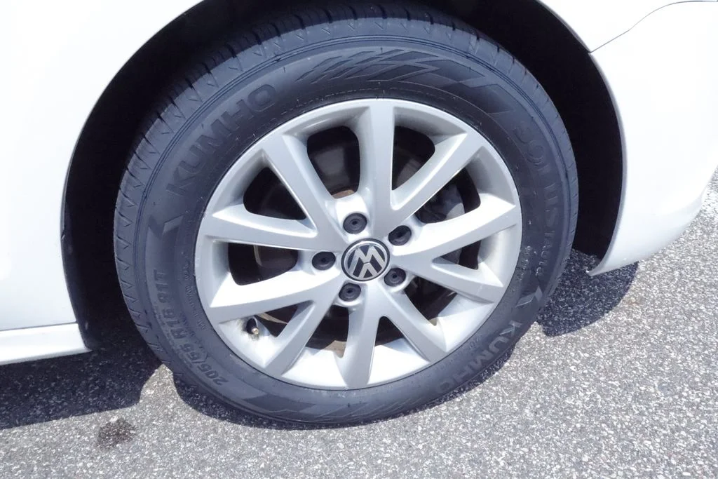 Used 2012 White Volkswagen 2.5L SE image 9