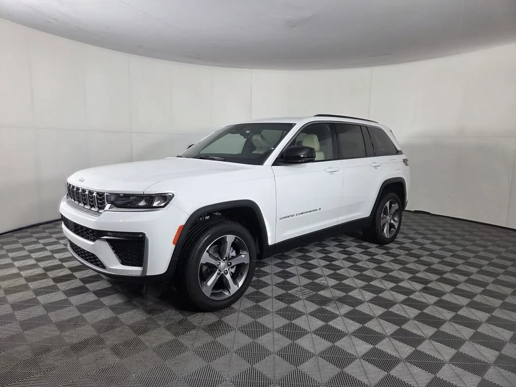 New 2026 Bright White Clear-Coat Exterior Paint Jeep Limited image 4