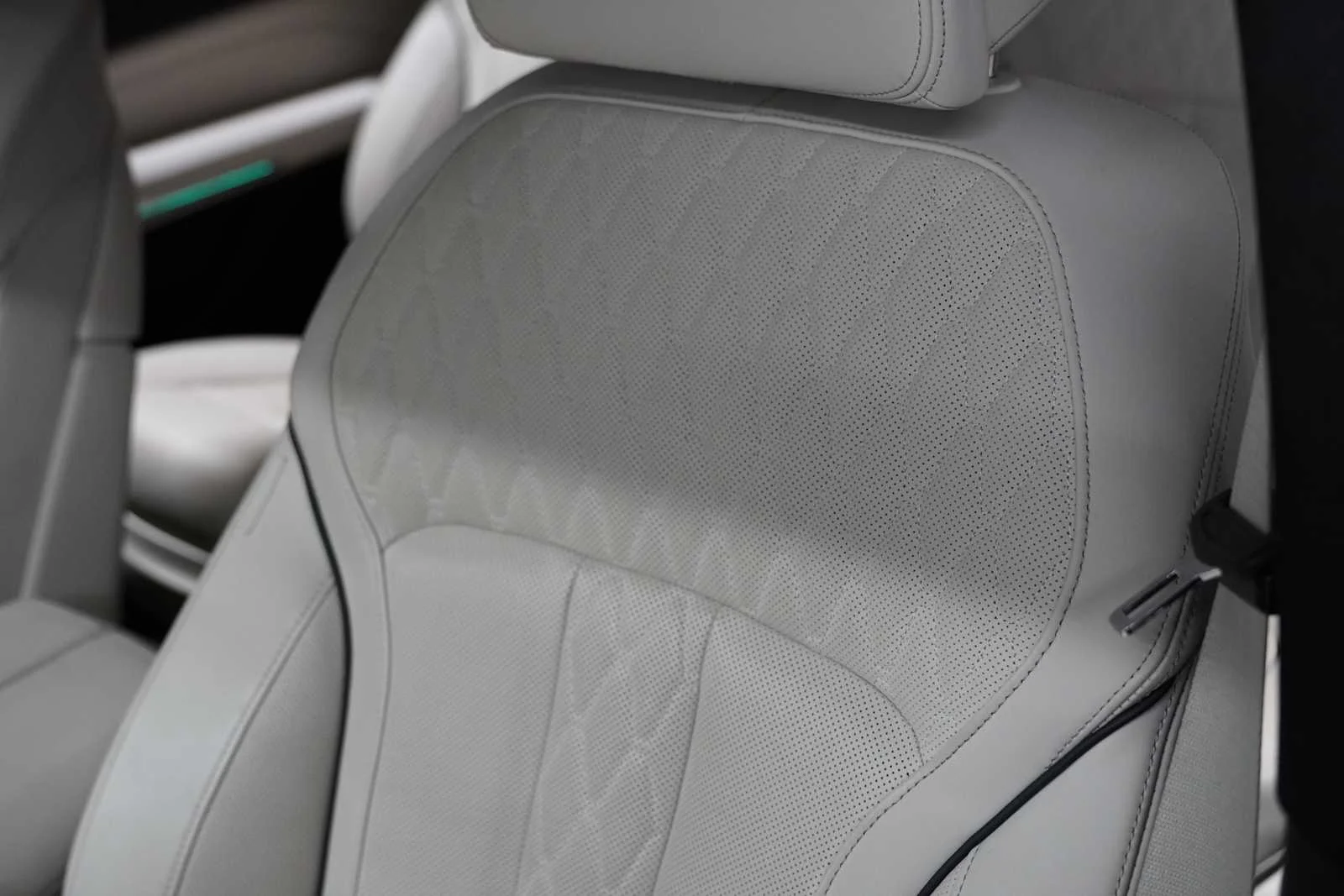 Used 2022 Mineral White Metallic BMW M50i image 12