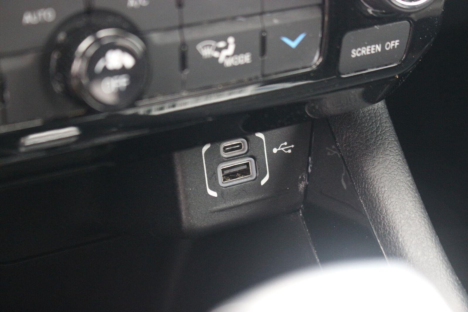 Used 2023  Jeep Limited image 25