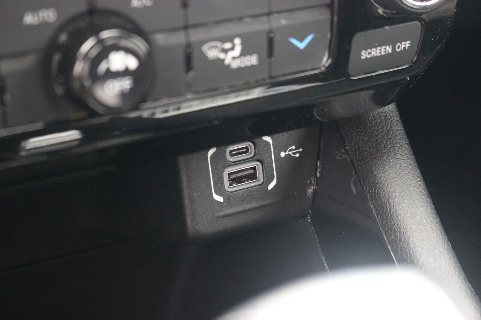 Used 2023  Jeep Limited image 25