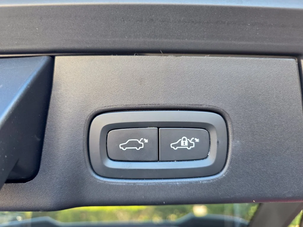 Used 2025 Gray Volvo Plus, B6 AWD Gas (mild hybrid) image 35