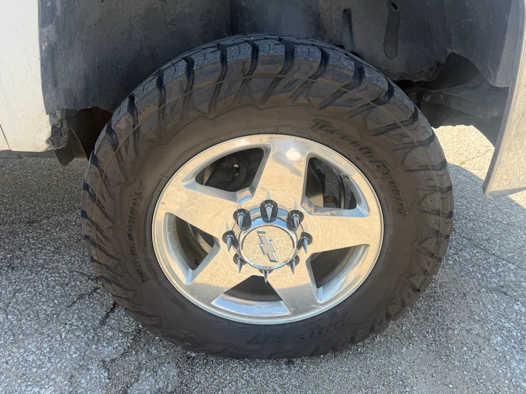 Used 2007 White Chevrolet  image 6