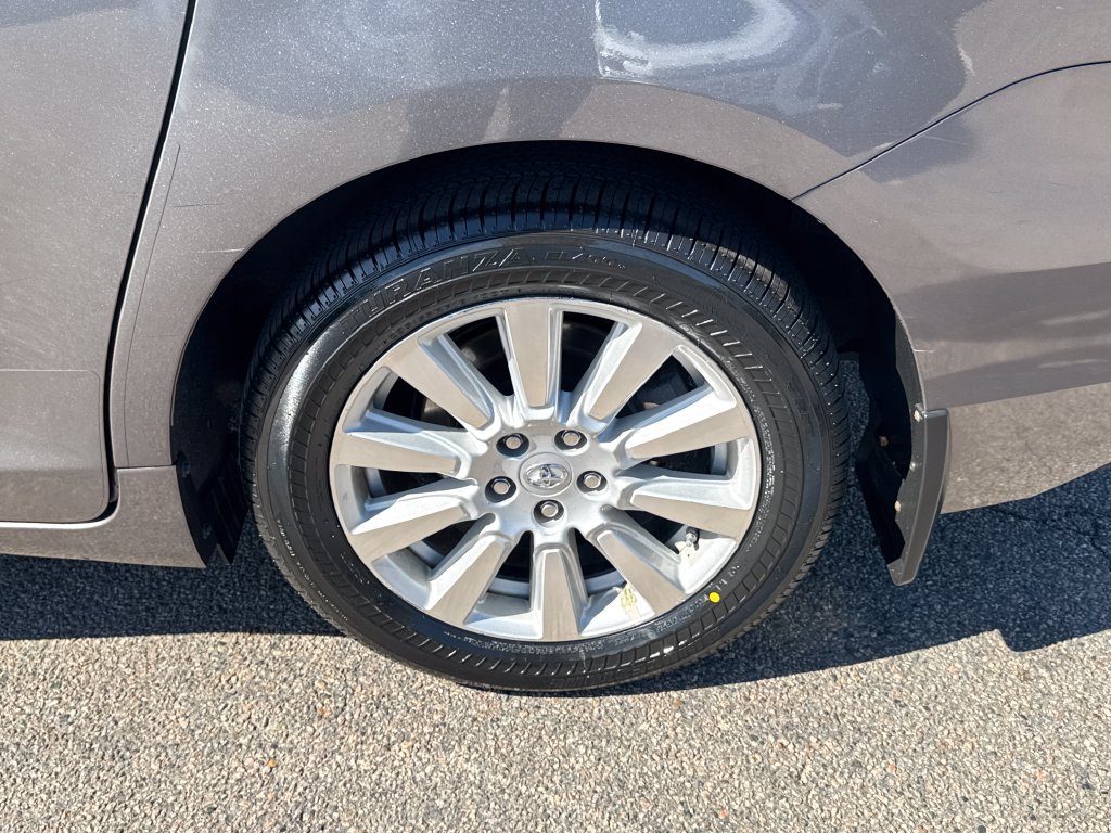 Used 2017 Gray Toyota XLE Premium image 42