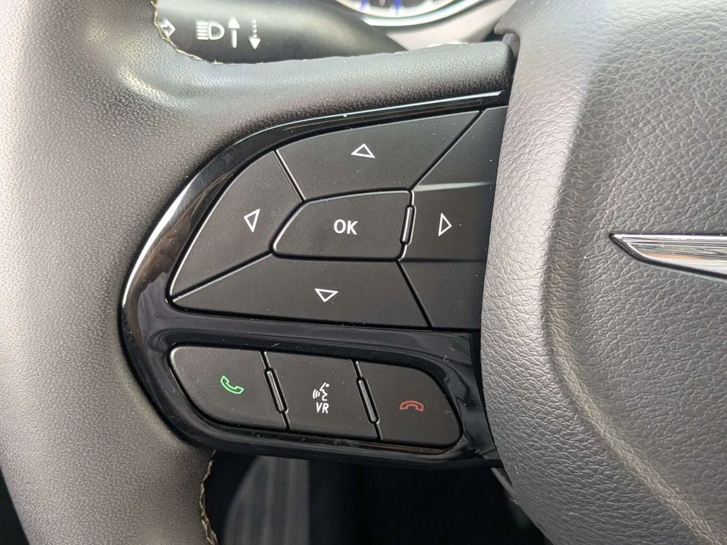 Used 2025 White Chrysler Limited image 26