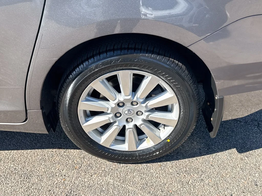 Used 2017 Gray Toyota XLE Premium image 42