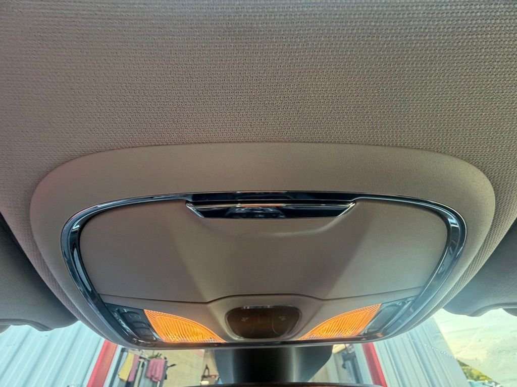 Used 2022 Bright White Clearcoat Jeep Latitude Lux image 23