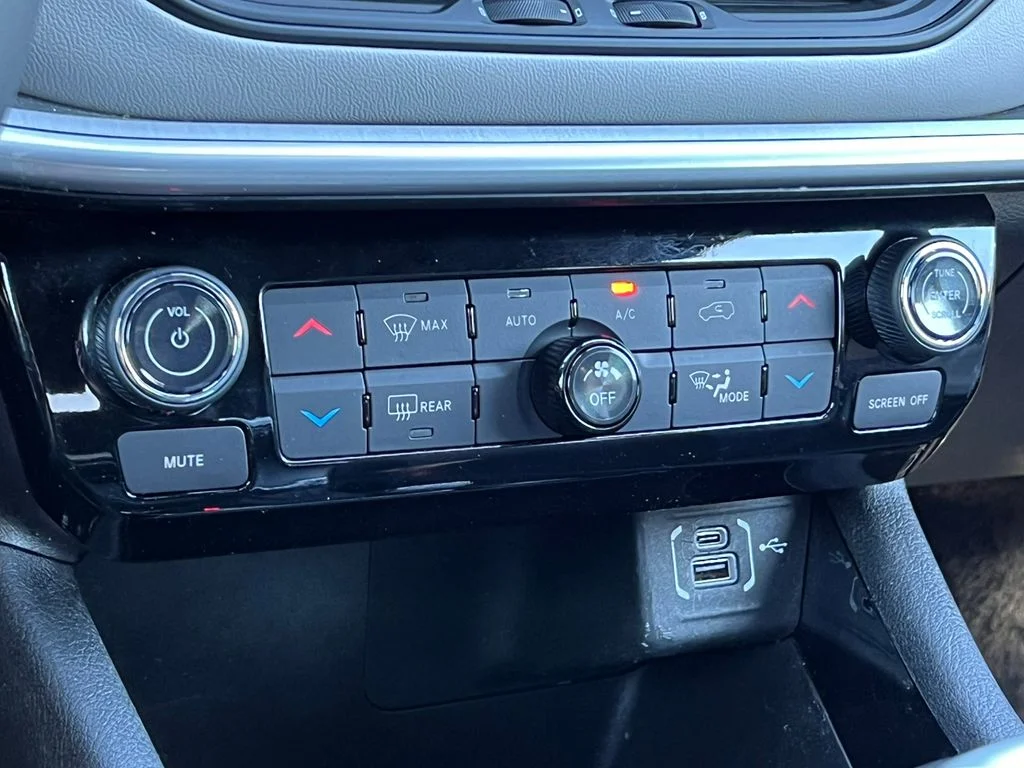 Used 2025 White Jeep Limited image 29