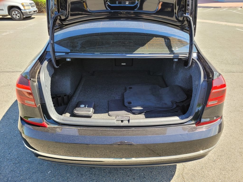 Used 2018 Black Volkswagen 2.0T SEL Premium image 11