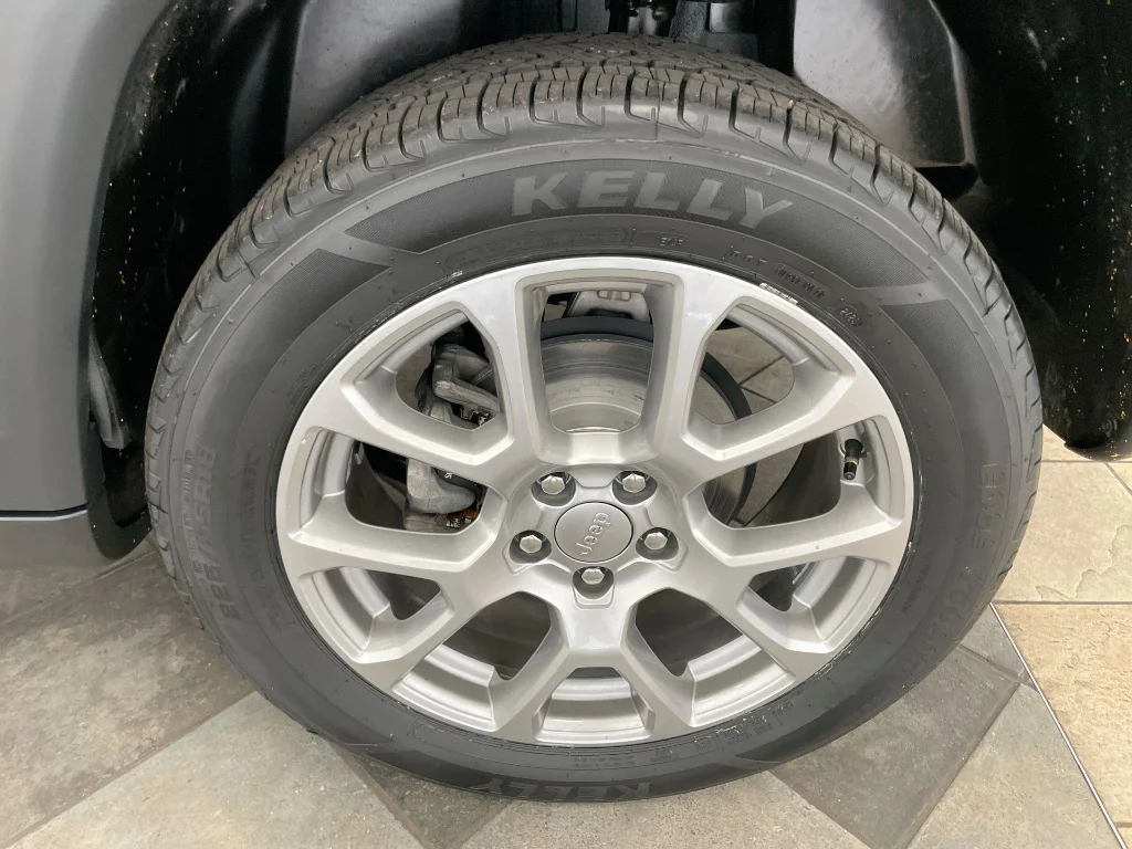 Used 2022 Granite Crystal Metallic Clear Coat Jeep Latitude Lux image 31