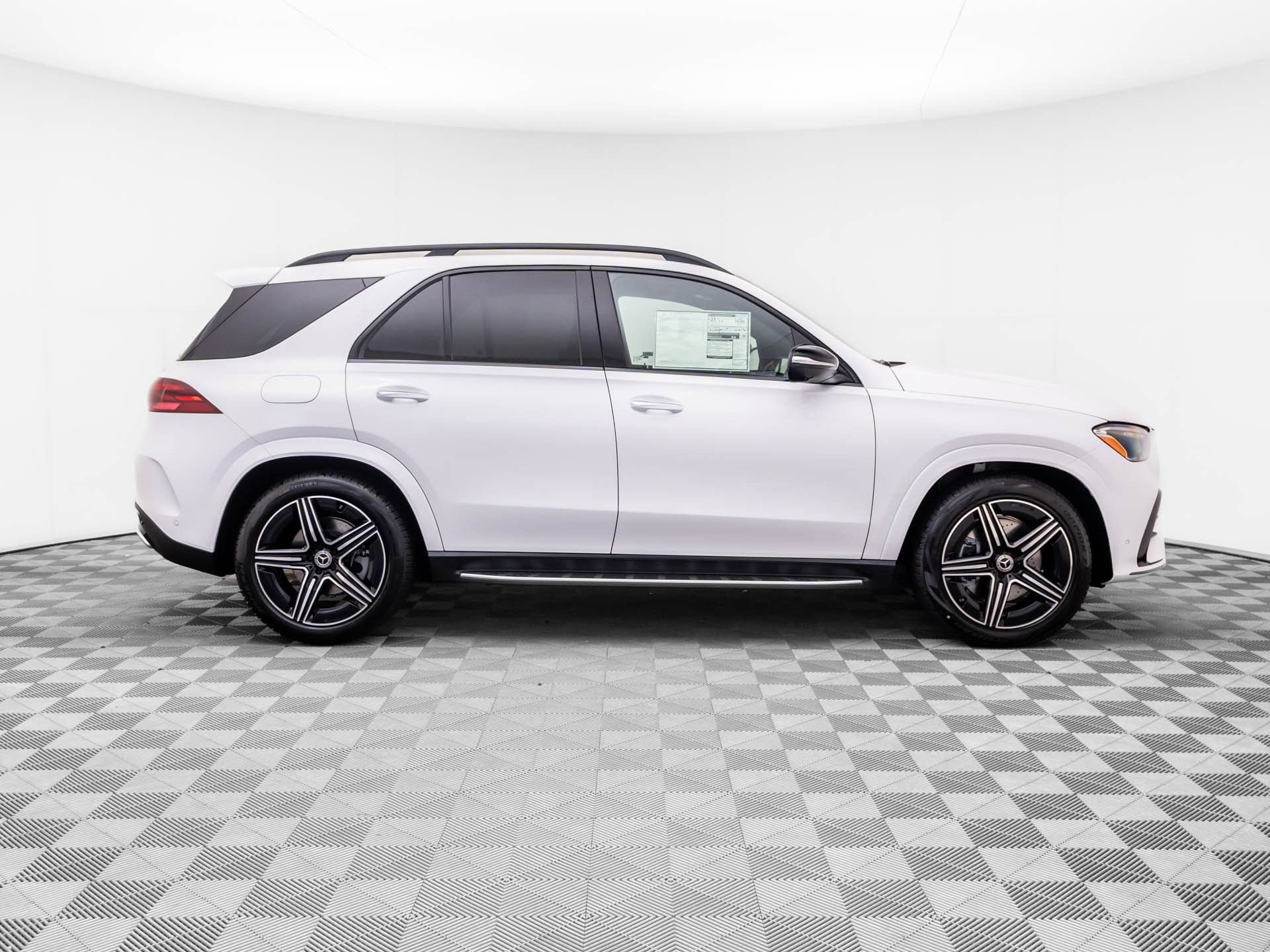 New 2026 MANUFAKTUR Moonlight White Metallic Mercedes-Benz GLE 450 image 49