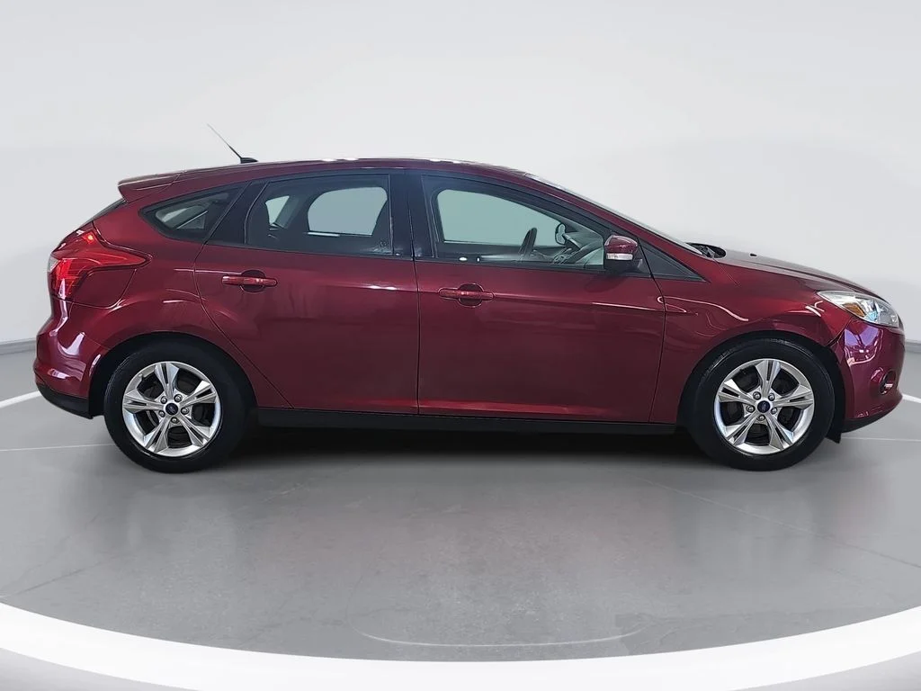 Used 2014 Red Ford SE image 2