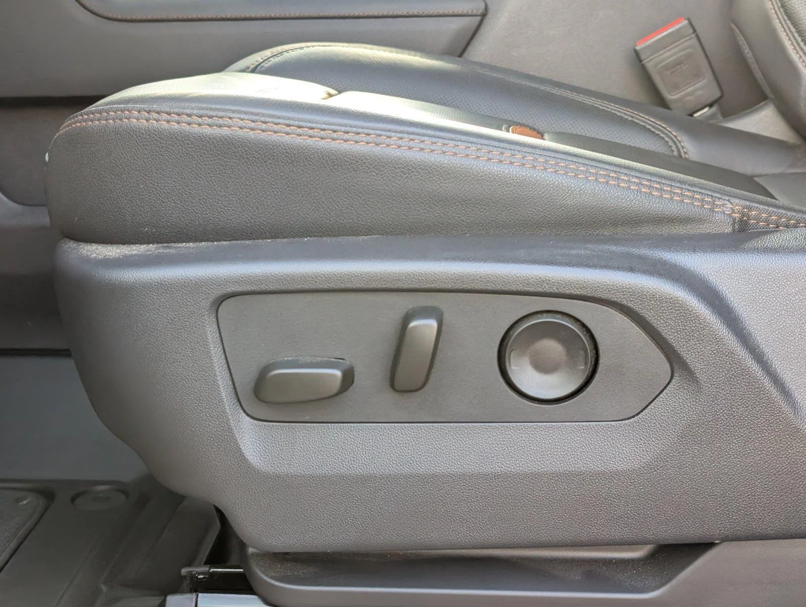 Used 2025 Summit White GMC AT4 image 16