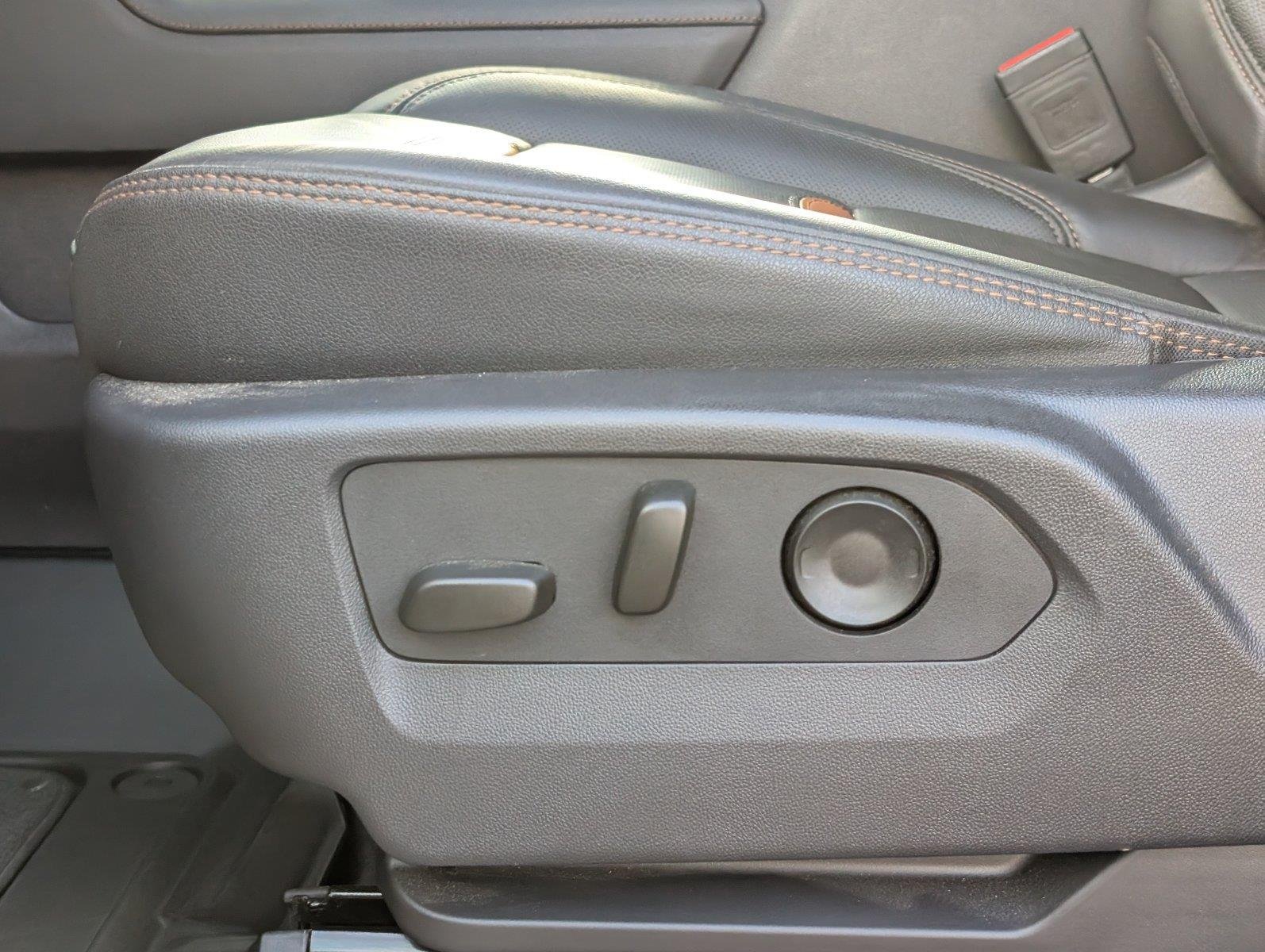 Used 2025 Summit White GMC AT4 image 16