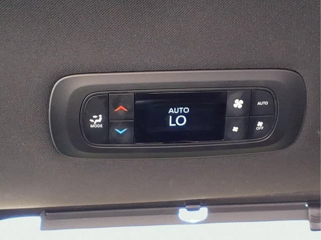 Used 2025  Chrysler Select image 22