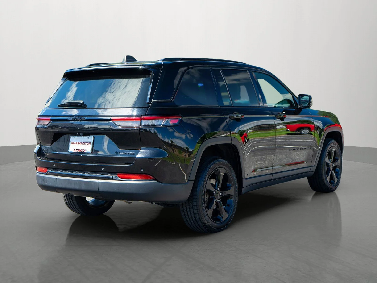 Used 2023 Diamond Black Crystal Pearlcoat Jeep Limited image 7