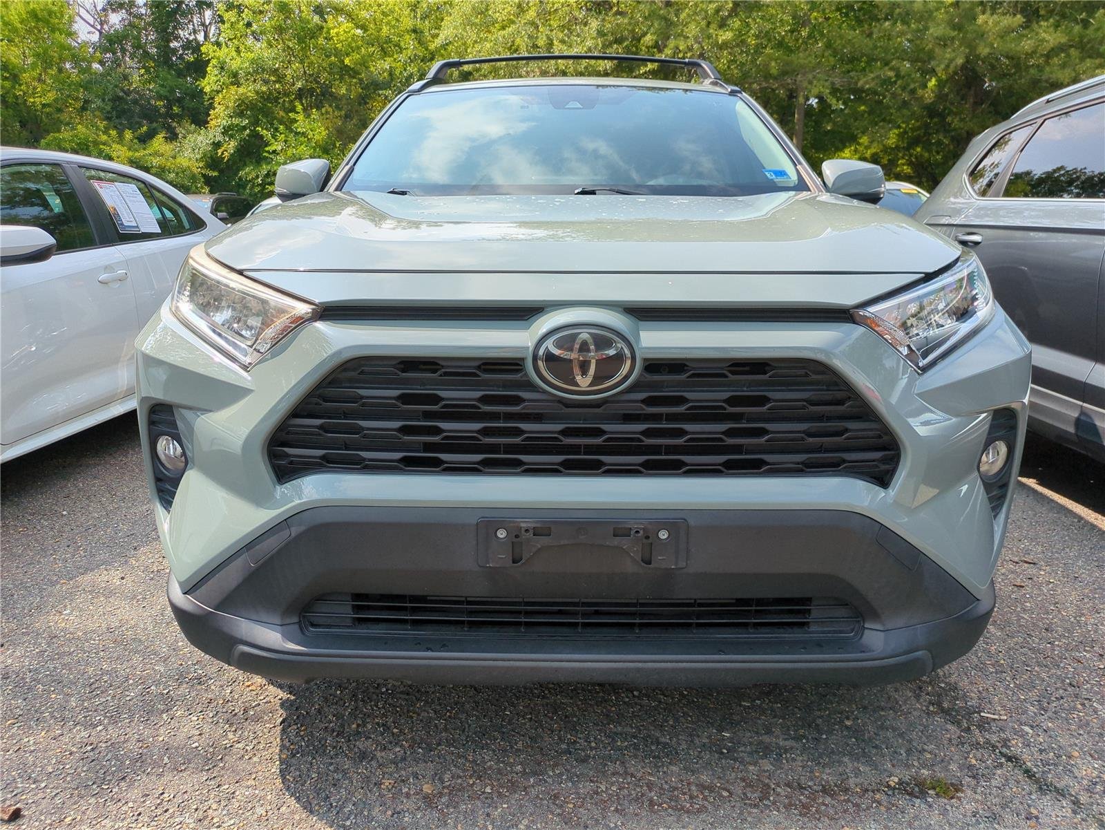 Used 2019 Lunar Rock Toyota XLE Premium image 2