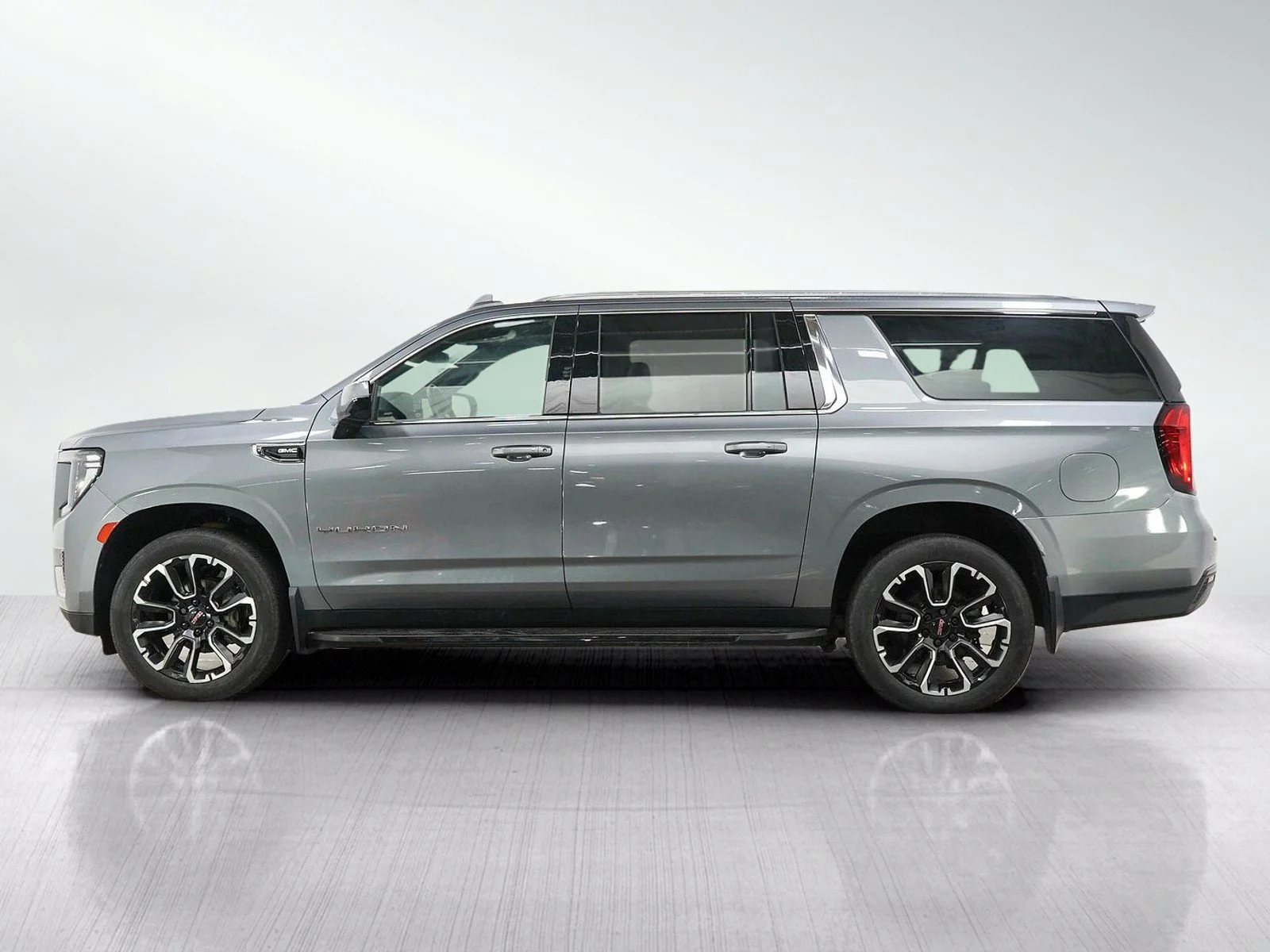 Used 2022 GMC Yukon XL SLE with VIN 1GKS2FKD1NR330372 for sale in Bloomington, Minnesota