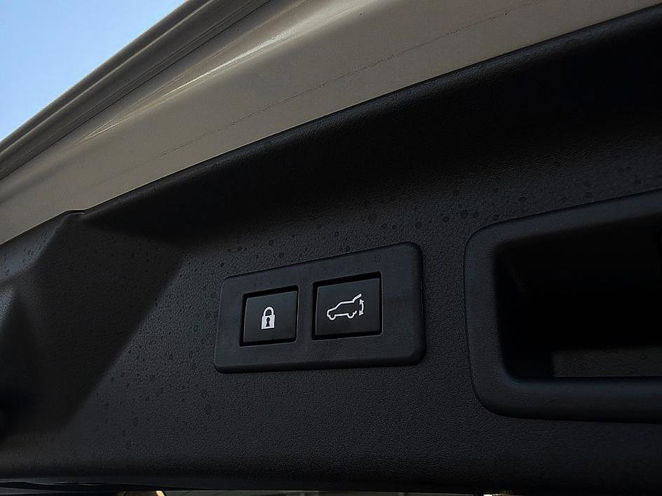 Used 2025 Crystal White Pearl Subaru Limited image 29