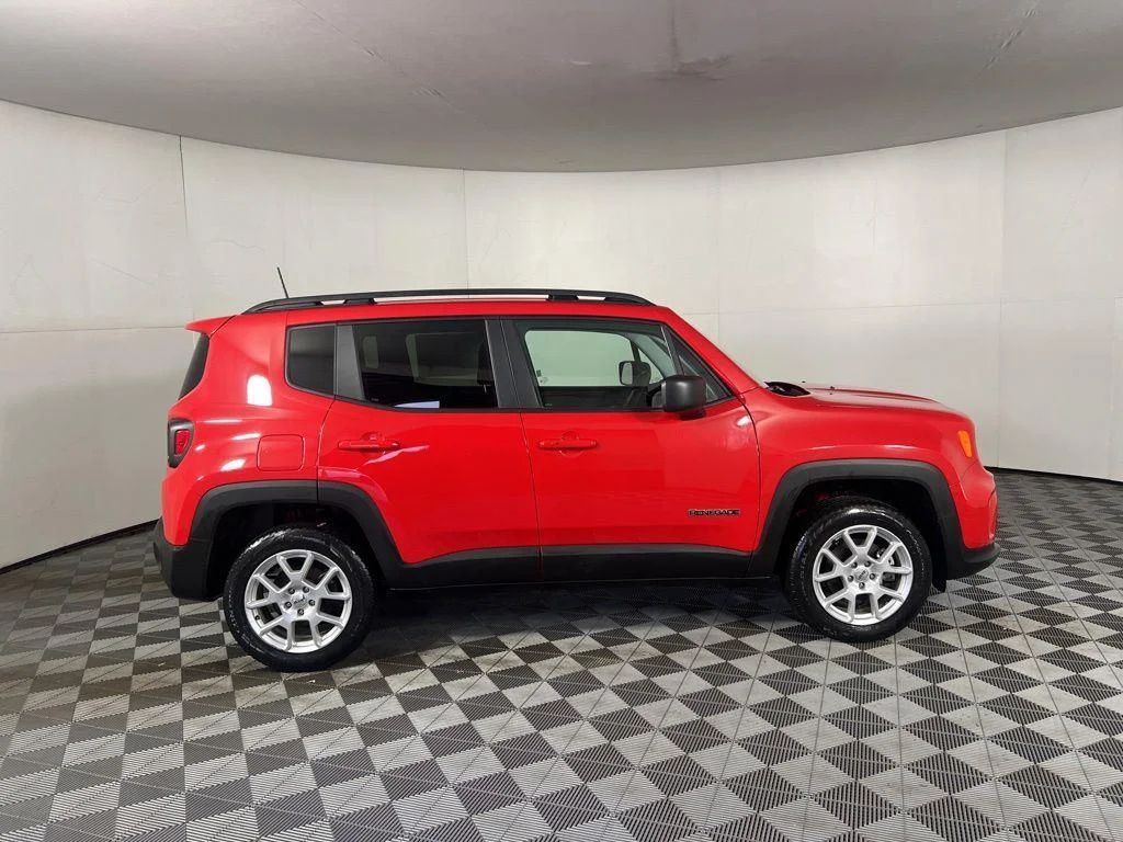 Used 2022 Colorado Red Clearcoat Jeep Latitude image 10