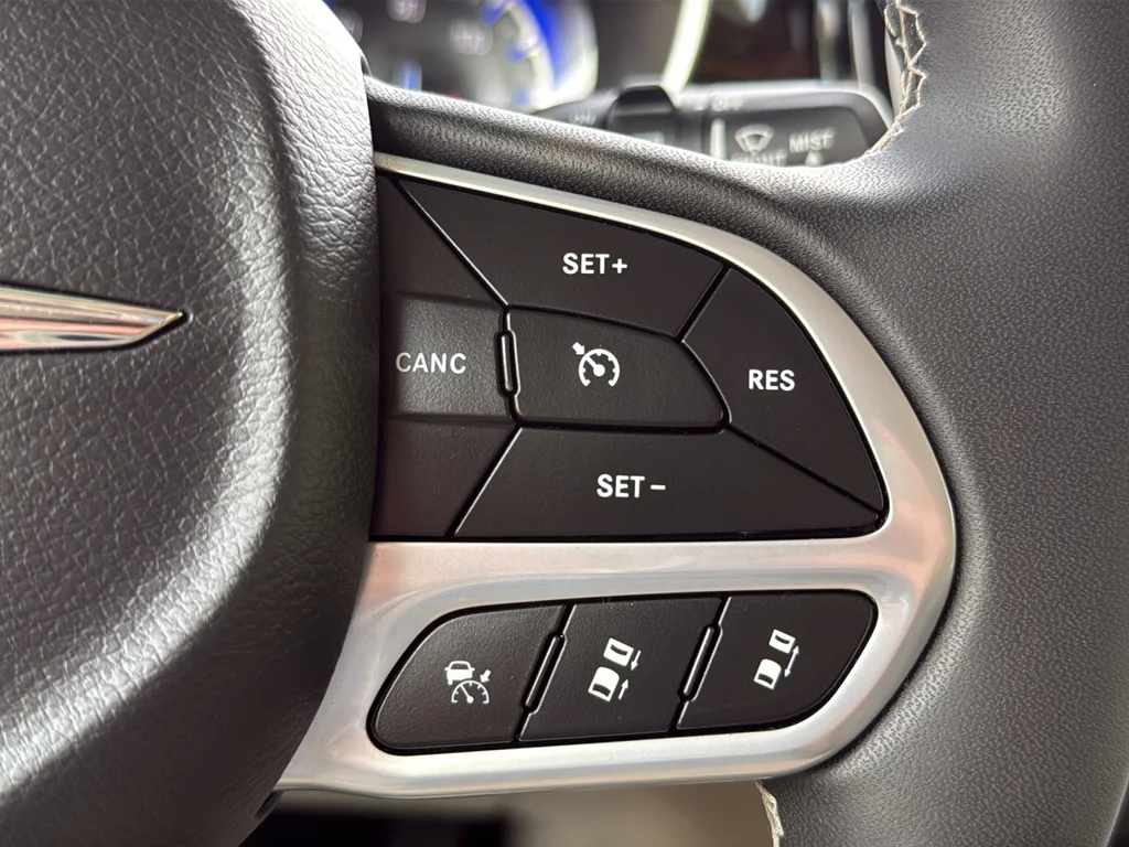 Used 2023 White Chrysler Limited image 14